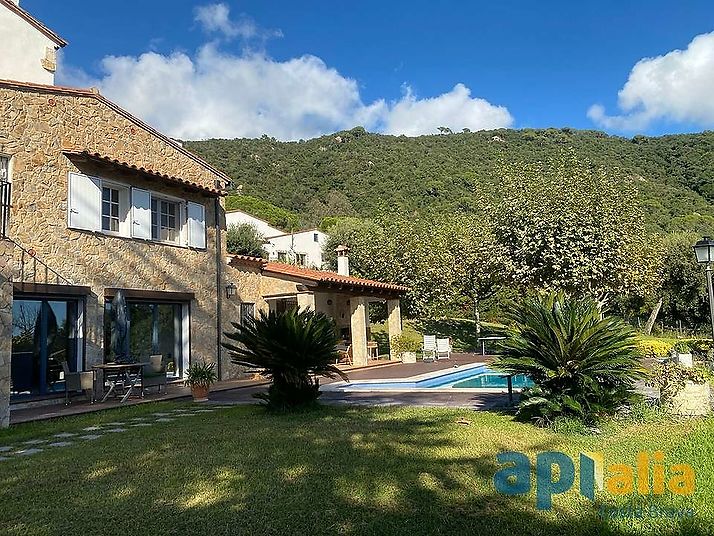 house with views of the sea and the mountains, with pool