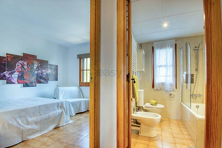 Una casa a 9 minutos del mar, con piscina y 4 dormitorios!