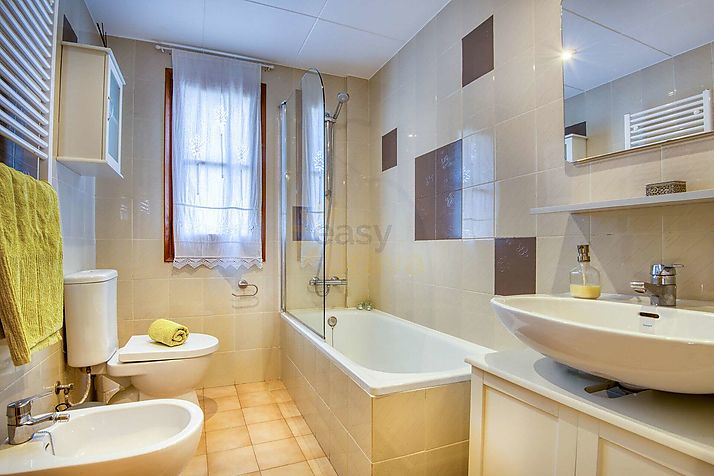 Una casa a 9 minutos del mar, con piscina y 4 dormitorios!