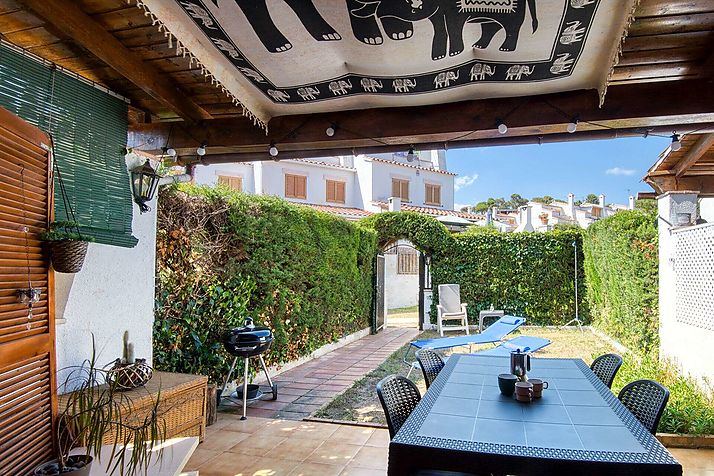 Una casa a 9 minutos del mar, con piscina y 4 dormitorios!