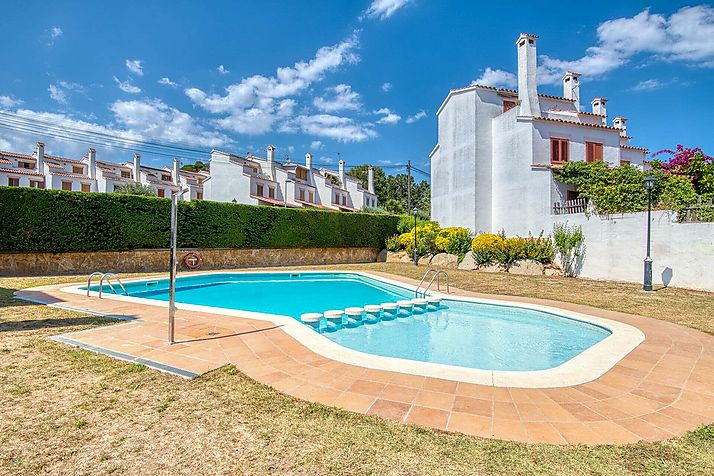 A house at 9 minutes from the sea, with swimming pool and 4 bedrooms!