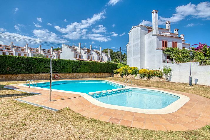 casa amb piscina i 4 dormitoris!