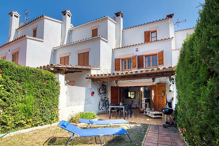 A house at 9 minutes from the sea, with swimming pool and 4 bedrooms!