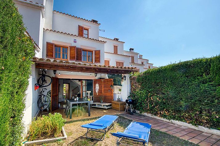 Una casa a 9 minutos del mar, con piscina y 4 dormitorios!
