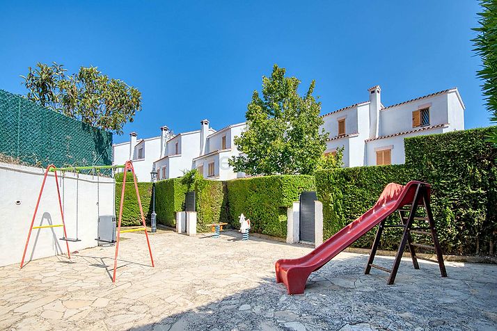 A house at 9 minutes from the sea, with swimming pool and 4 bedrooms!