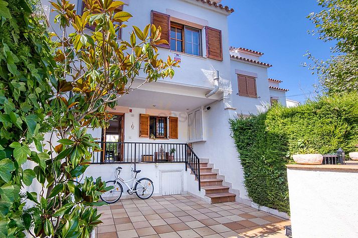 Una casa a 9 minutos del mar, con piscina y 4 dormitorios!