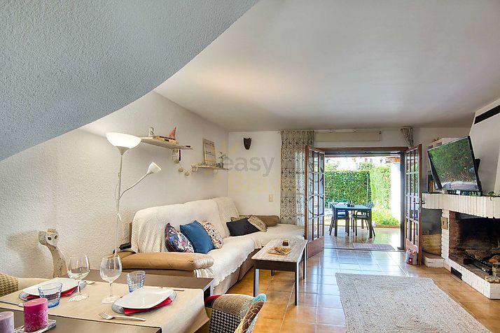 Una casa a 9 minutos del mar, con piscina y 4 dormitorios!