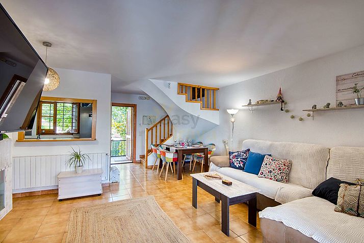 Una casa a 9 minutos del mar, con piscina y 4 dormitorios!