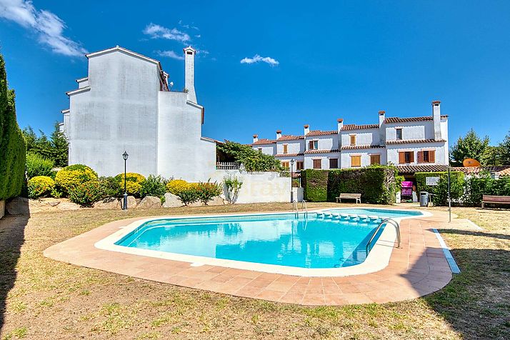 casa amb piscina i 4 dormitoris!