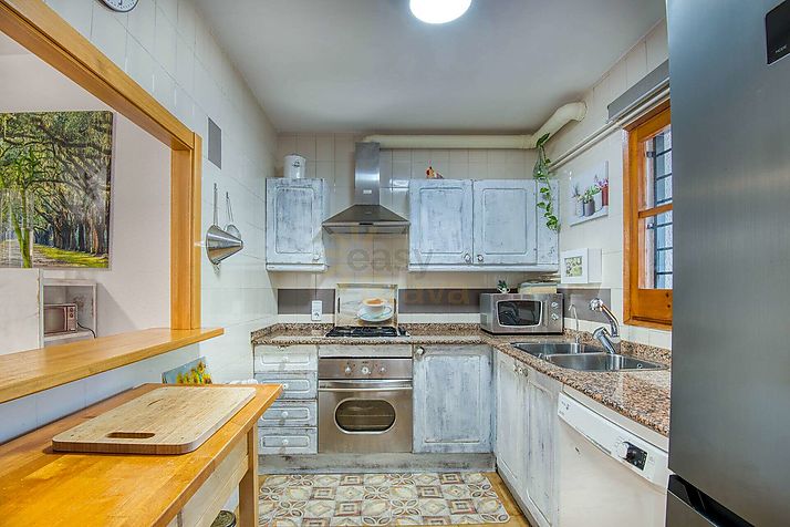 Una casa a 9 minutos del mar, con piscina y 4 dormitorios!