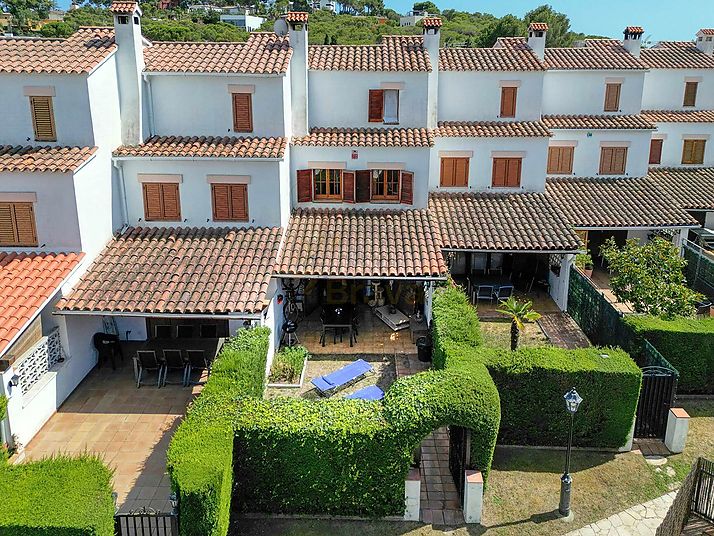 Una casa a 9 minutos del mar, con piscina y 4 dormitorios!