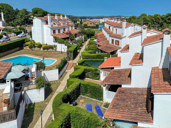 Una casa a 9 minutos del mar, con piscina y 4 dormitorios!