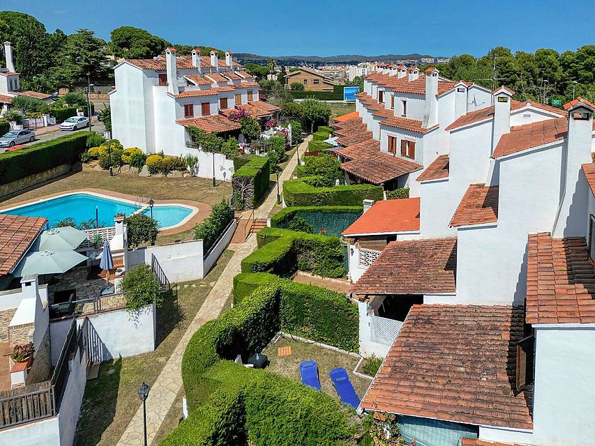 A house at 9 minutes from the sea, with swimming pool and 4 bedrooms!