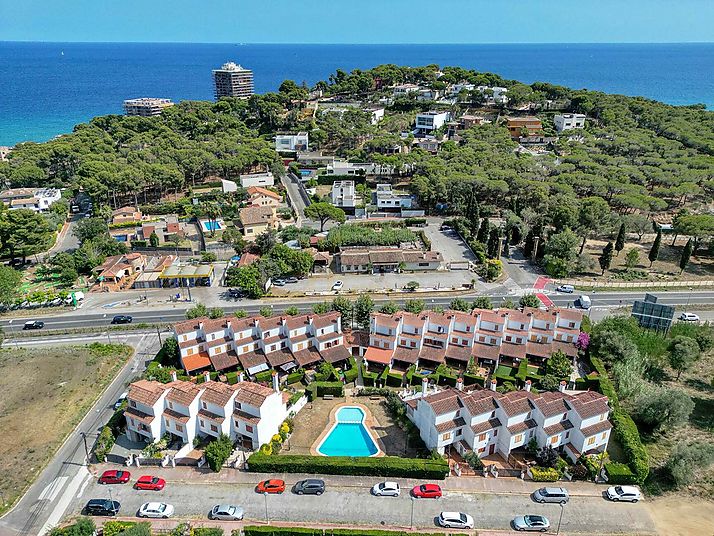 Una casa a 9 minutos del mar, con piscina y 4 dormitorios!