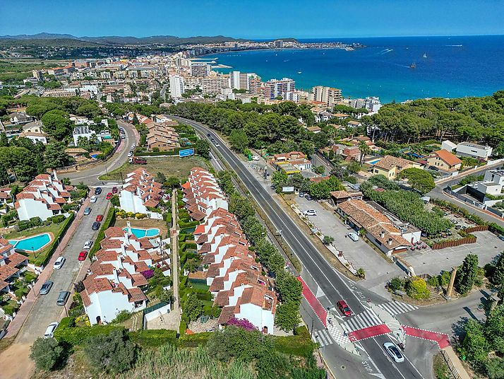 Una casa a 9 minutos del mar, con piscina y 4 dormitorios!