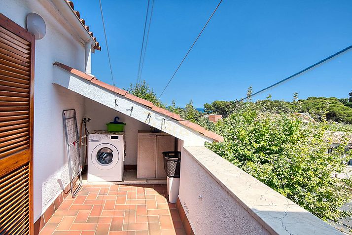 Una casa a 9 minutos del mar, con piscina y 4 dormitorios!