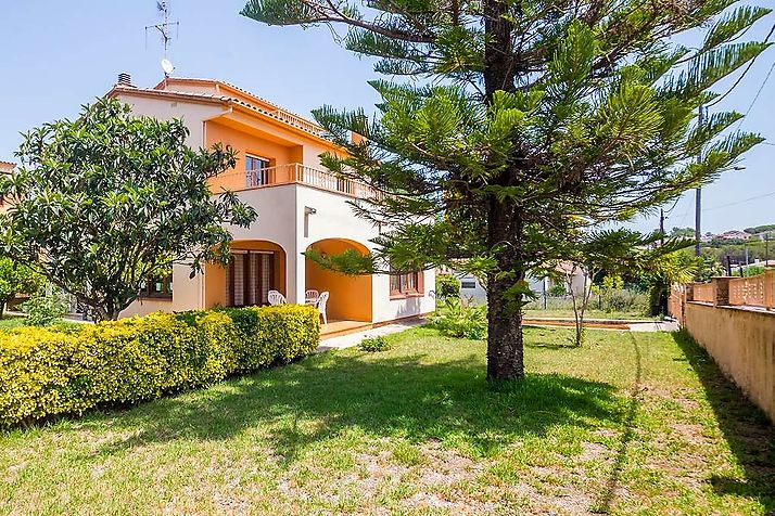 Casa grande i familiar con jardín