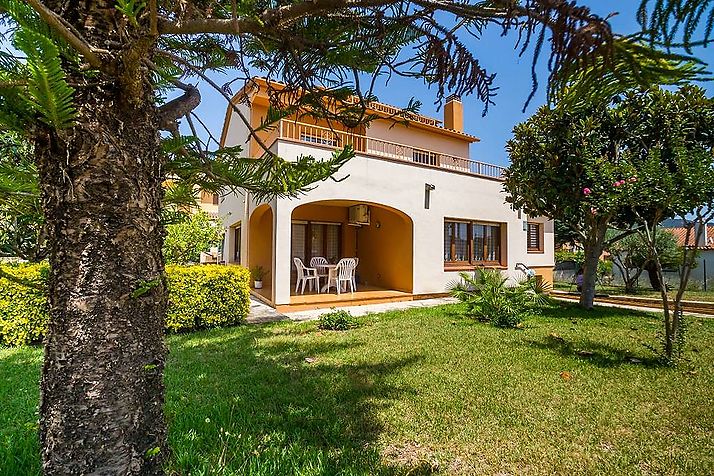 Casa grande i familiar con jardín