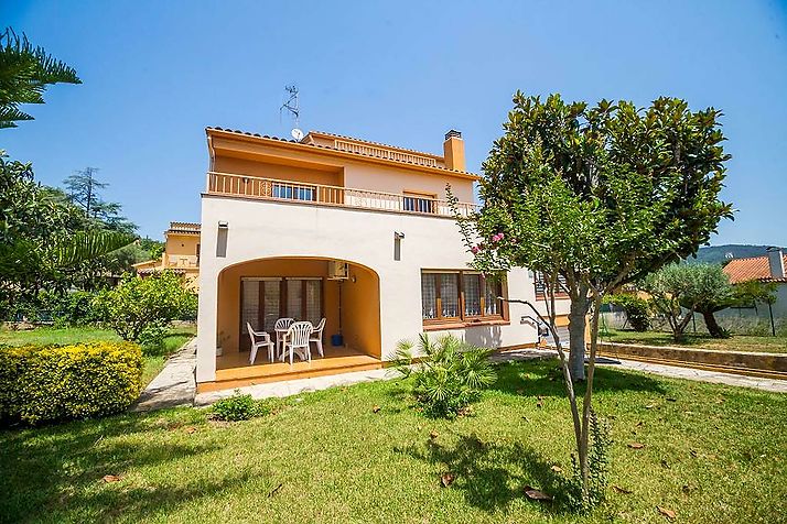 Casa grande i familiar con jardín