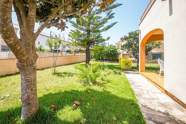 Casa grande i familiar con jardín