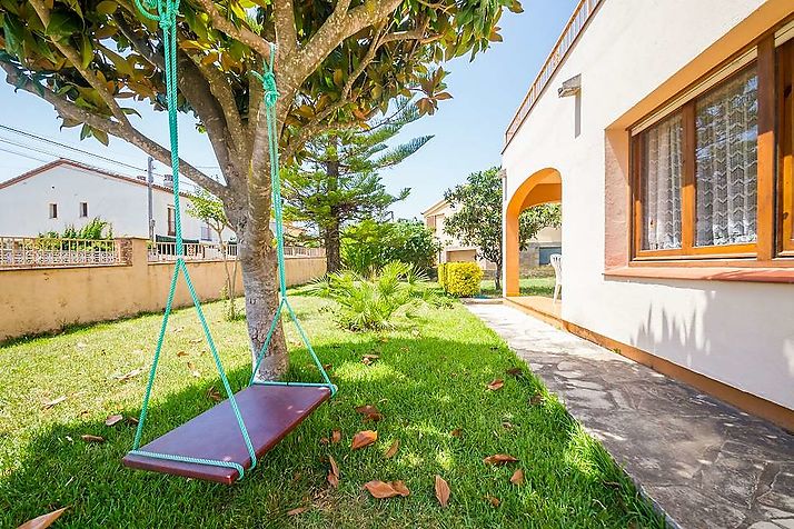 Casa grande i familiar con jardín
