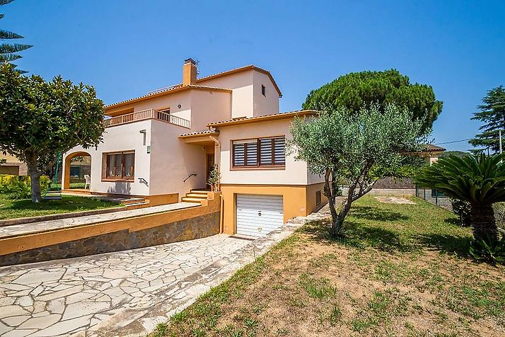 Casa grande i familiar con jardín