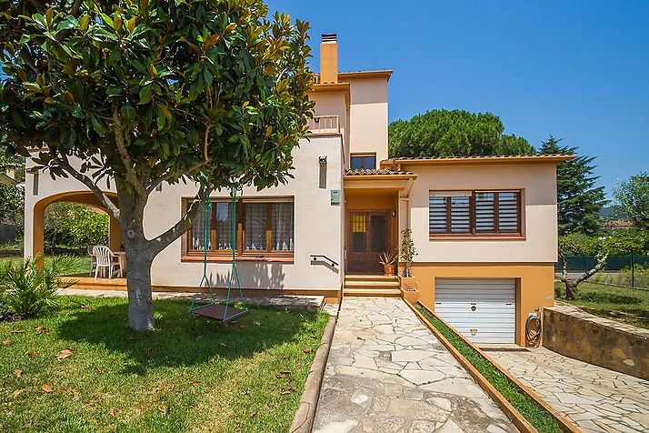 Casa grande i familiar con jardín