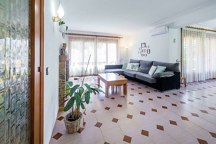 Casa grande i familiar con jardín