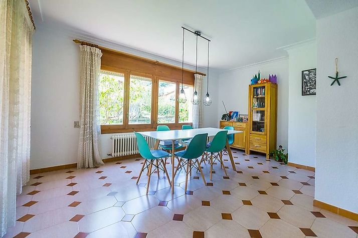 Casa grande i familiar con jardín