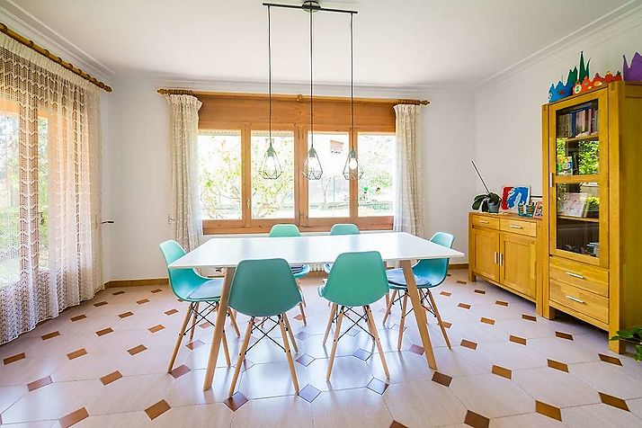 Casa grande i familiar con jardín