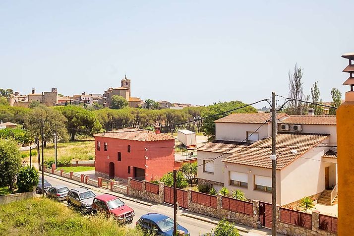 Casa grande i familiar con jardín