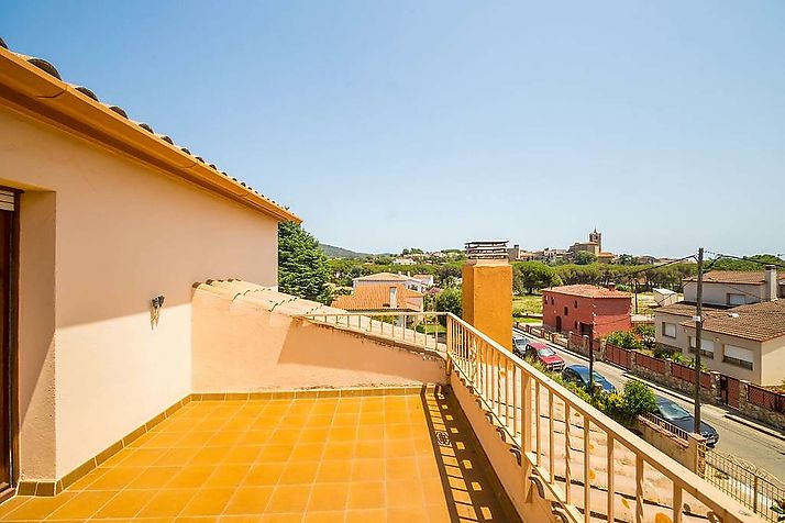 Casa grande i familiar con jardín