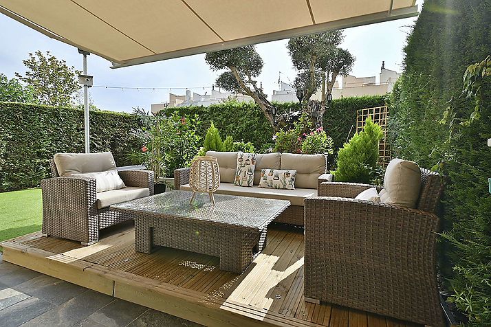 Semi-detached house with nice terrace