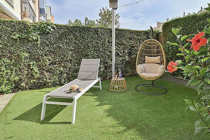 Semi-detached house with nice terrace