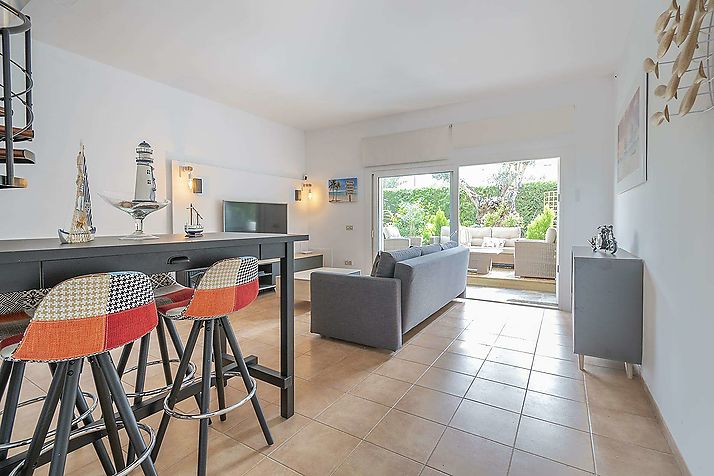 Semi-detached house with nice terrace
