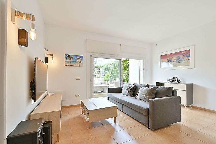 Semi-detached house with nice terrace