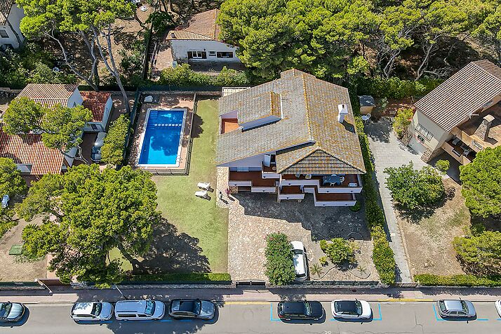 HOUSE IN FIRST LINE OF SEA, ELEVATOR AND SWIMMING POOL.