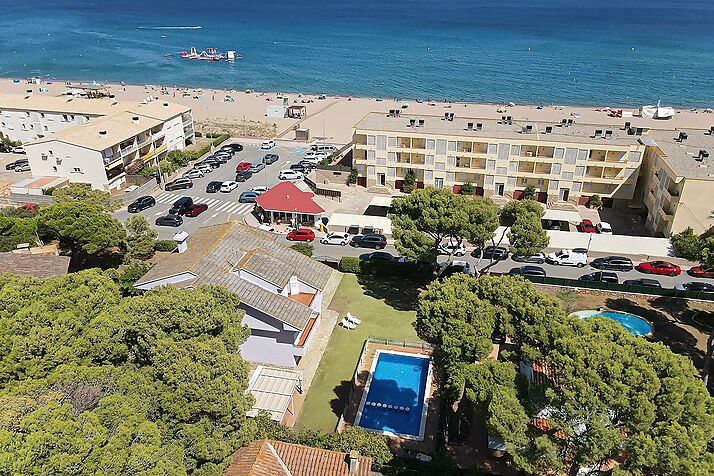 CASA EN PRIMERA LÍNEA DE MAR, ASCENSOR Y PISCINA.