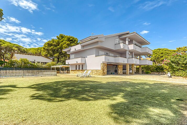 HUGE HOUSE IN PALS ON THE FIRST LINE OF THE SEA, ELEVATOR AND POOL.