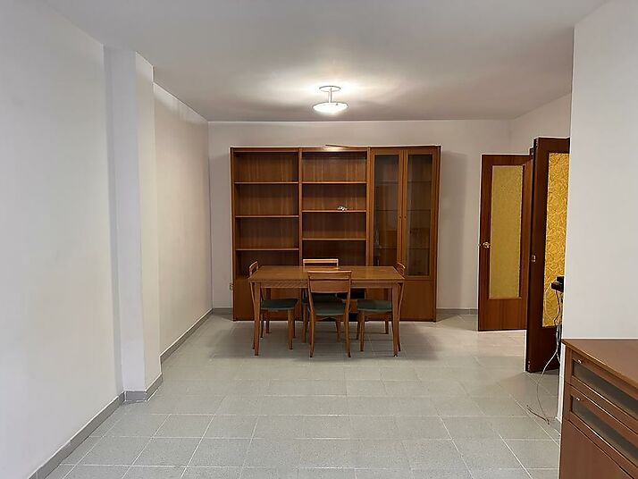 Wohnung in Girona, mit Garage und Abstellraum.