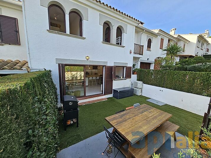 TOWNHOUSE WITH GARDEN AND COMMUNITY POOL IN S'AGARÓ-ST.POL