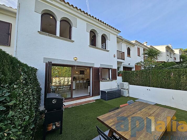 TOWNHOUSE WITH GARDEN AND COMMUNITY POOL IN S'AGARÓ-ST.POL