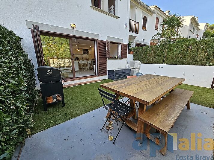 TOWNHOUSE WITH GARDEN AND COMMUNITY POOL IN S'AGARÓ-ST.POL