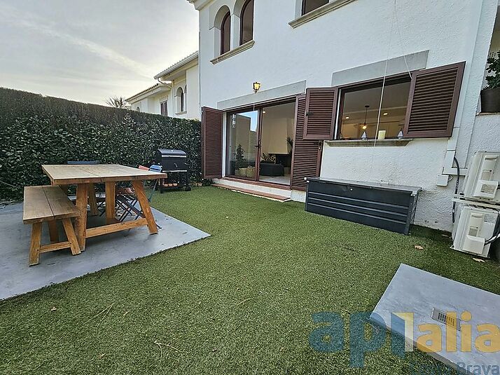 TOWNHOUSE WITH GARDEN AND COMMUNITY POOL IN S'AGARÓ-ST.POL