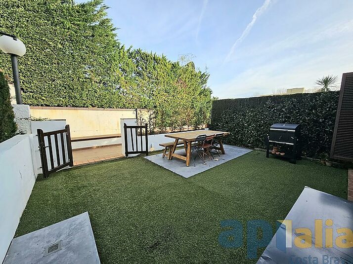 TOWNHOUSE WITH GARDEN AND COMMUNITY POOL IN S'AGARÓ-ST.POL