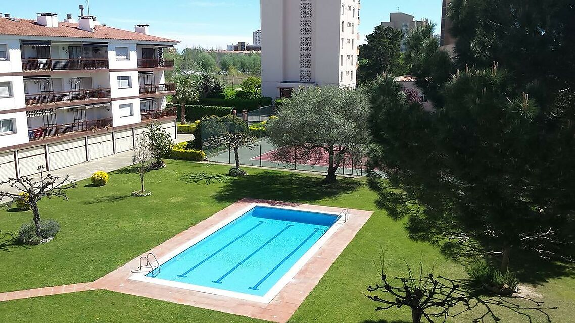 Wohnung mit schönem Pool und Garten