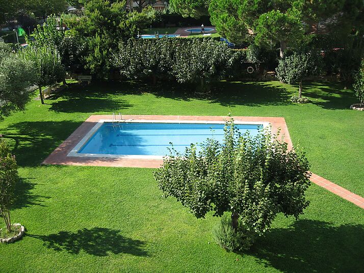 Apartamento con preciosa piscina y jardín