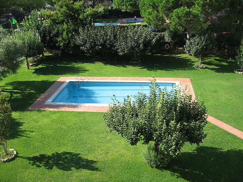 Wohnung mit schönem Pool und Garten