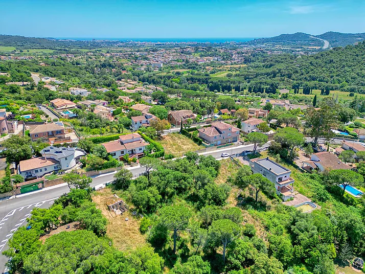 Gran terreny per construir una àmplia casa.