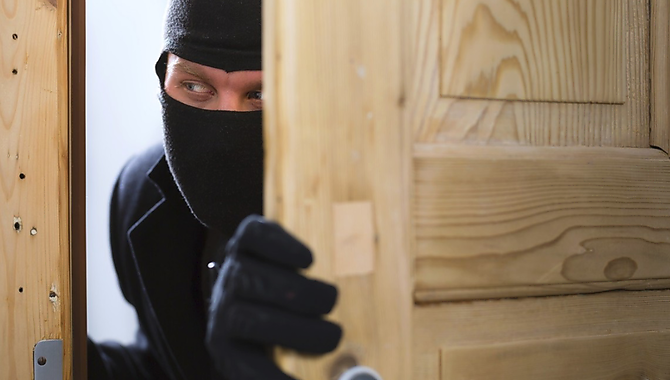 Discover how to protect your home from thieves during the holidays.